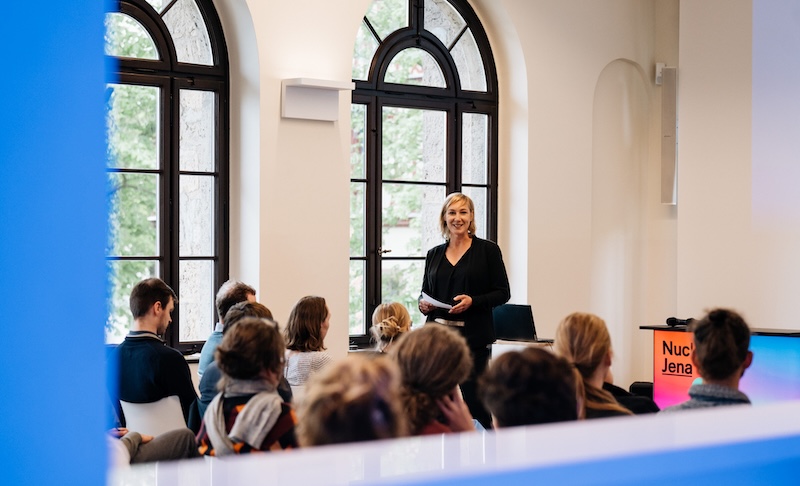 Moderatorin Katja Großer vor fantastischem Publikum